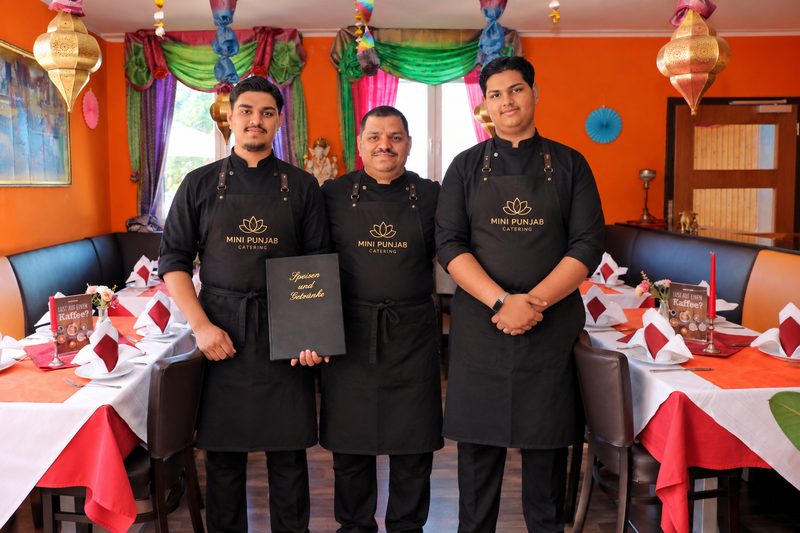 Das K&uuml;chenteam von Mini Punjab Catering im Restaurant in Bad W&ouml;rishofen